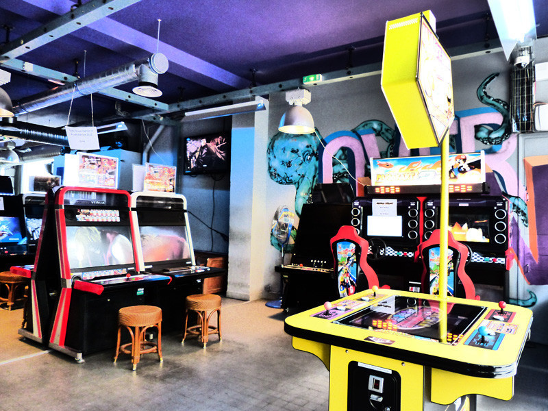 découvrez notre salle d'arcade, un lieu incontournable pour les passionnés de jeux vidéo ! avec un large choix de machines, des jeux rétro aux dernières nouveautés, venez partager des moments de fun et de compétition entre amis ou en famille. plongez dans un univers ludique où le plaisir de jouer n'a pas de limite.