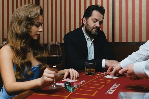 découvrez l'univers fascinant de la psychologie au casino : comment le comportement des joueurs influence leurs choix, les stratégies des casinos pour attirer et fidéliser les clients, et les mécanismes psychologiques derrière l'addiction au jeu.