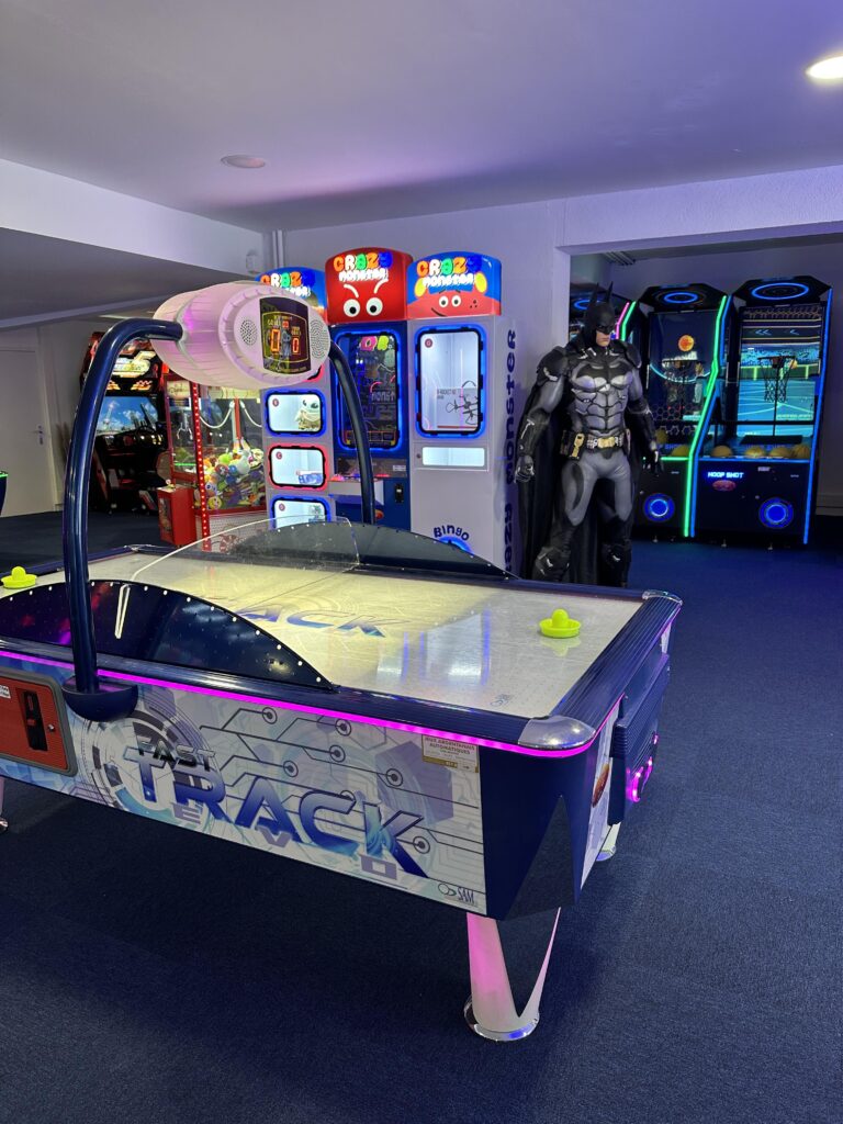 découvrez la location de bornes d'arcade à caen pour rendre vos événements inoubliables ! offrez à vos invités une expérience rétro unique avec une large sélection de jeux classiques. parfait pour les anniversaires, mariages, et soirées entre amis!