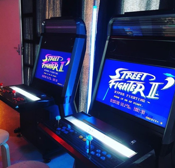 louez une borne d'arcade à saint-denis et revivez la magie des jeux vidéo rétro ! parfait pour les anniversaires, événements ou soirées entre amis, notre gamme de bornes d'arcade saura raviver votre esprit rival et divertir toutes les générations.