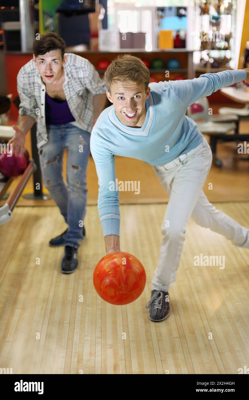 découvrez l'univers captivant du bowling avec notre guide complet pour les hommes passionnés ! que vous soyez débutant ou expert, trouvez des conseils sur les techniques, les équipements et les meilleures pratiques pour améliorer votre jeu et passer un bon moment entre amis.