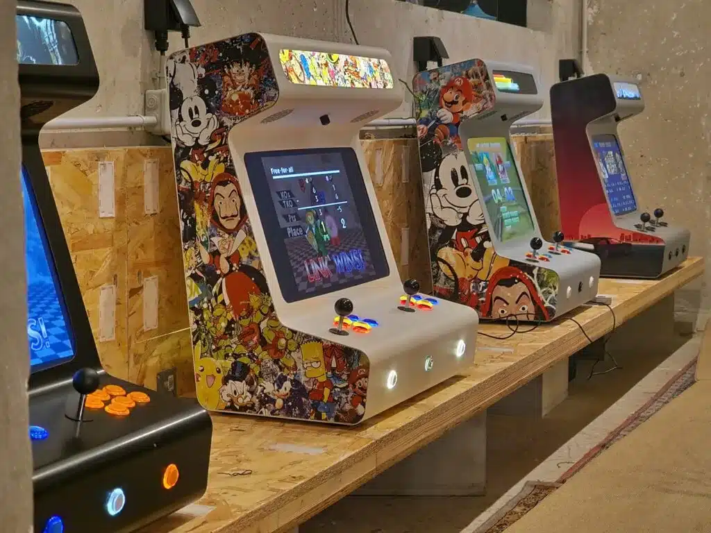 découvrez la location de bornes d'arcade en vendée pour animer vos événements et fêtes. offrez à vos invités une expérience ludique et nostalgique avec des jeux classiques à portée de main.