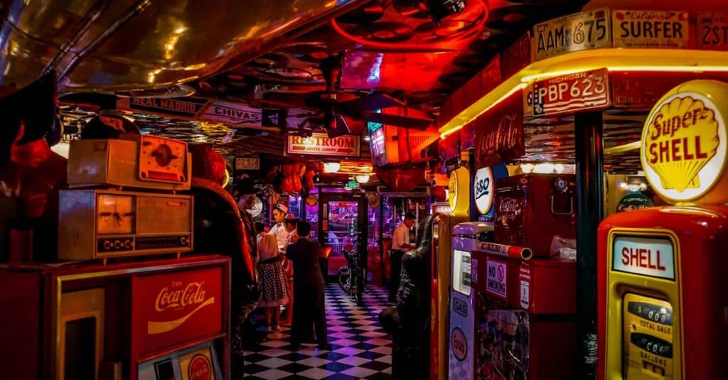découvrez l'univers fascinant des arcades, où le divertissement et la nostalgie se rencontrent à travers une collection incroyable de jeux classiques et modernes. plongez dans l'ambiance des salles de jeux rétro et défiez vos amis sur des machines emblématiques !