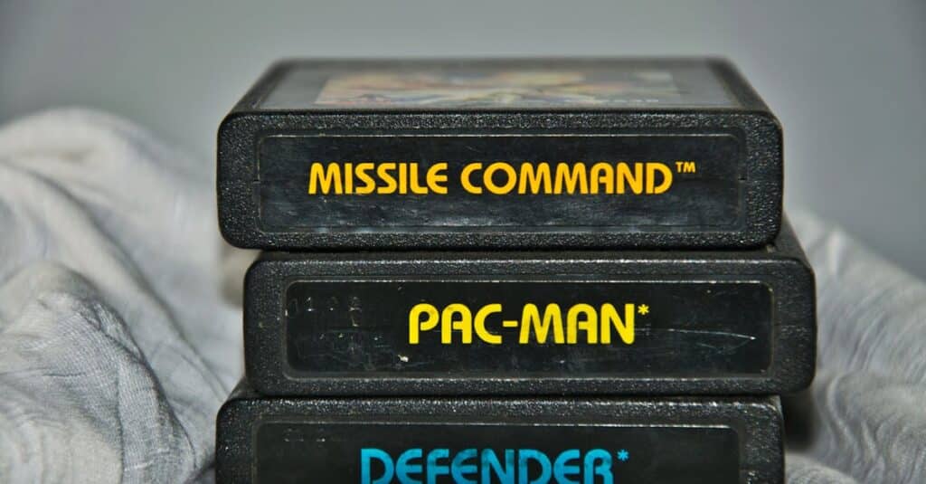 découvrez l'univers rétro de pac-man, le célèbre jeu d'arcade où vous incarnez un personnage jaune avide de points tout en évitant les fantômes. plongez dans cette aventure nostalgique et testez vos réflexes pour dévorer tout sur votre chemin!